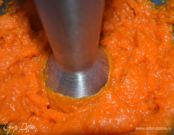 Протереть тыкву через сито или пюрировать блендером.
