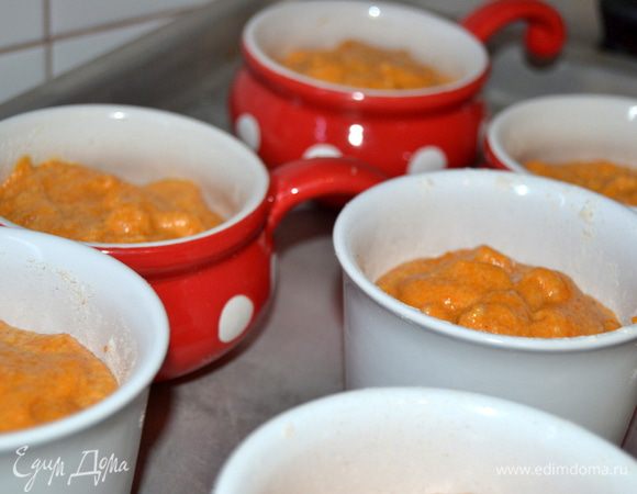 Одну большую или несколько порционных форм смазать маслом и посыпать мукой или молотыми сухарями.Заполнить формочки на 1/3.