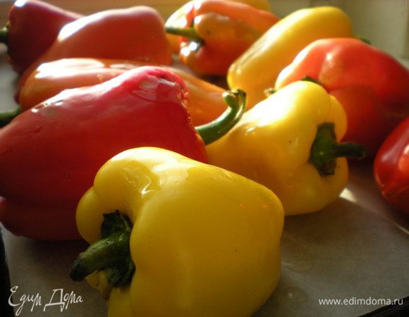 Выстлать противень пергаментной бумагой. Отправляем перцы, взбрызнутое маслом в предварительно разогретую духовку до 180* на 10-15 минут. 