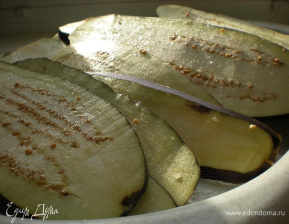 Баклажаны вымыть, нарезать пластинами. Посолить и оставить на минут 30 (для того, чтобы ушла горечь).



