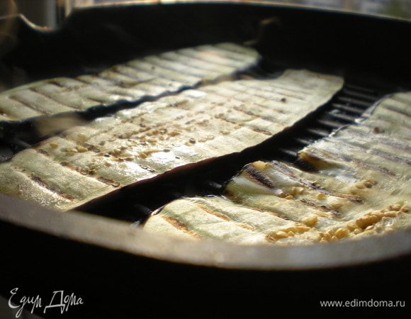 Обжарить баклажаны на сковороде-гриль с небольшим количеством масла.  

