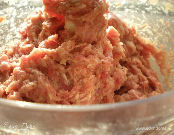 Фарш (предпочитаю делать самостоятельно) замариновать в специях, накрыть пищевой пленкой и поставить в холодильник минут на 30. 