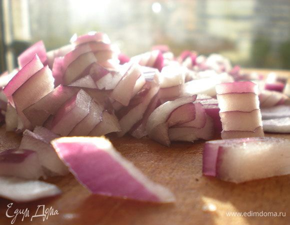 Лук нарезать кубиками. 


