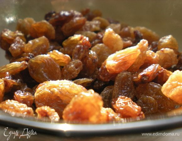 Изюм залить белым вином на 10-15 минут. 