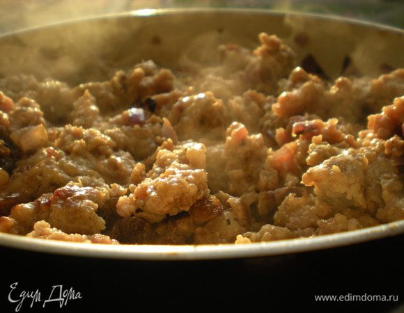 Тушить мясо с  томатной пастой при закрытой крышке до готовности. При необходимости добавить мало. В конце добавить изюм.  





