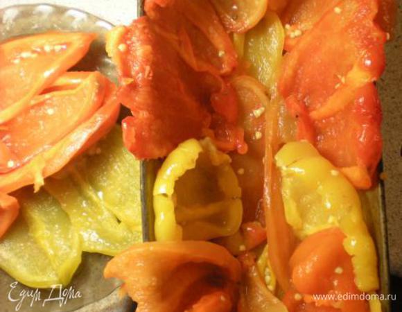 Сборка. Не имеет значения, в каком порядке вы поместите овощи. Вероятно, будет лучше начать перцами, мясо с изюмом расположить посредине и закончить баклажанами. Итак, первый слой у нас перцы. 