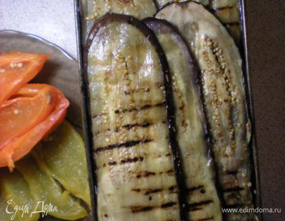 И заканчиваем баклажанами. Ставим в холодильник на пару часов, затем переворачиваем и украшаем. 