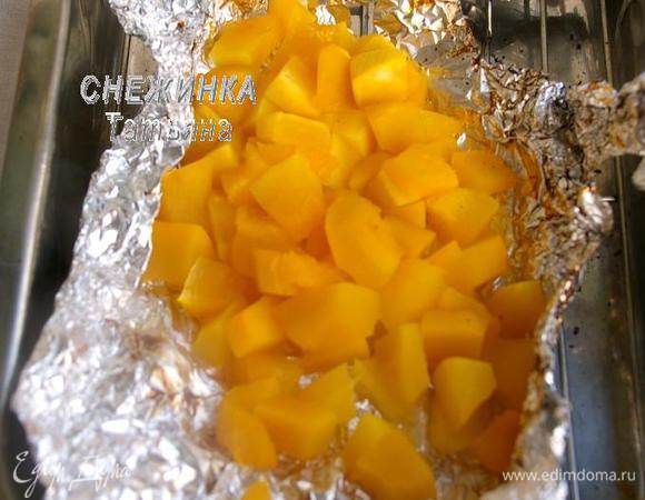 В рецепте для коржей и для крема нам надо будет тыквенное пюре, я его готовлю так: мякоть тыквы нарезаю кубиками не очень большими, заворачиваю в фольгу и отправляю в разогретую до 200С духовку запечься до мягкости. Помните, что вес мякоти тыквы и вес готового пюре отличаются, мякоти тыквы для запекания следует брать больше, максимум в 2 раза.