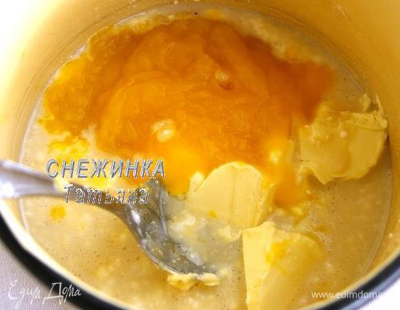 Приготовим тесто для коржей. Итак, мягкую тыкву пюрируем блендером или же обычной толкушкой для пюре. В кастрюльке смешиваем творог с сахаром и мёдом. Добавляем тыквенное пюре и сливочное масло.