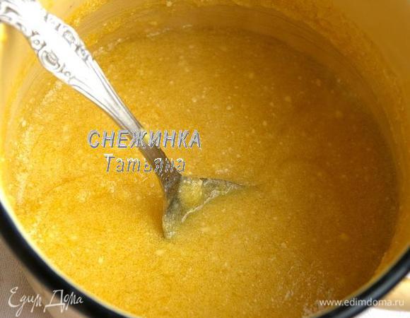 Ставим кастрюльку на водяную баню и варим массу 15 минут, периодически помешивая.