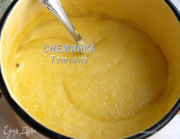 Затем всыпаем соду, перемешиваем. Масса значительно увеличится в объёме, станет пышной. Снимаем с водяной бани.