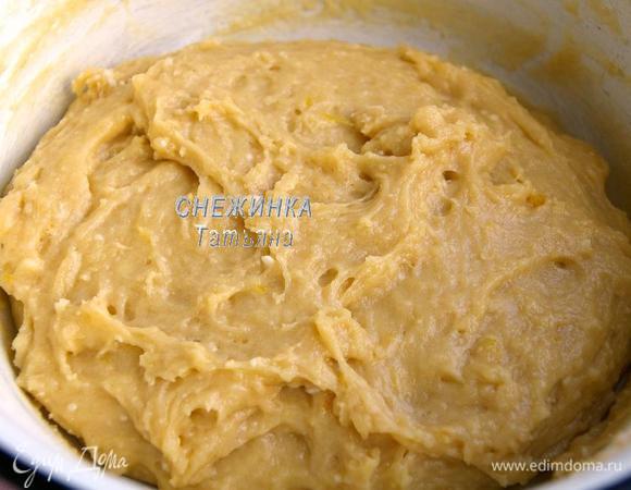 Всыпаем порциями муку, вымешиваем тесто ложкой. Оно остаётся мягким, липким, но муки больше не подсыпаем. Закрываем пищевой плёнкой и ставим в холодильник минимум на 5 часов, можно оставить на ночь.