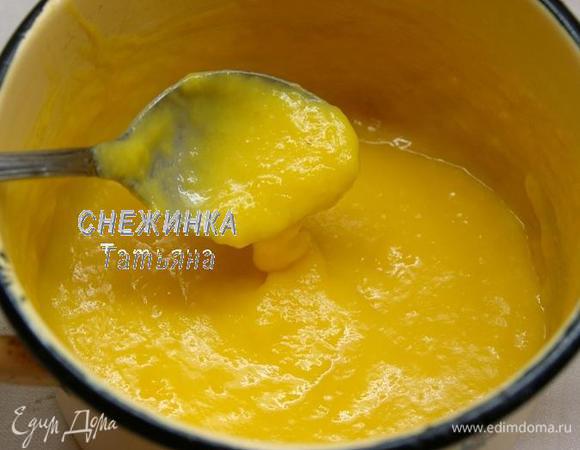 Ставим на маленький огонь и, постоянно помешивая, варим в с момента закипания пару минут, до загустения. Масса будет однородной, нежной. Остужаем.