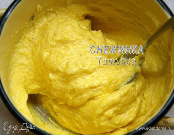 Предварительно размягчённое сливочное масло растираем ложкой. По ложке вводим в масло заварной тыквенный крем и взбиваем. Крем готов. Он получается очень нежный, воздушный, приятного желтенького цвета.
