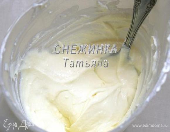 Для творожного крема взбиваем блендером или миксером все ингредиенты: творог, сметану, сахар, сок лимона, ванилин в однородную кремовую массу.