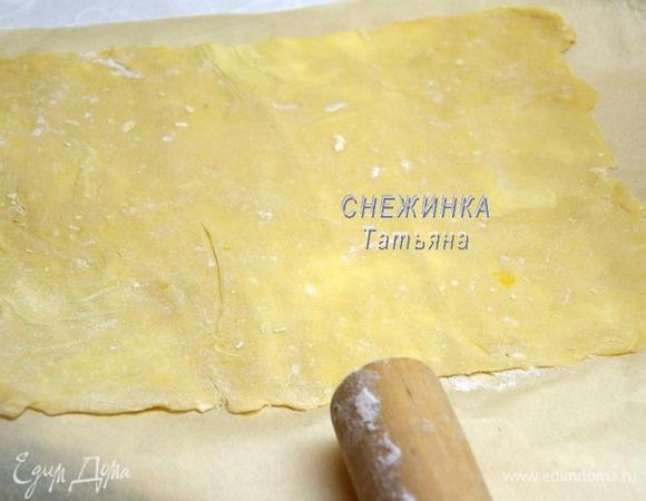 Раскатываем каждый шарик теста в корж, очень тонко, как сможете. Раскатываем прямо на бумаге для выпечки, щедро присыпая её мукой. Муку всё время подсыпаем по необходимости, потому как тесто нежное, но даже если оно порвётся, не переживайте, склейте место прорыва и снова раскатайте. Первый корж я раскатала и измеряла, чтобы ориентироваться на размер. Остальные коржи я раскатывала именно по размеру первого, у меня вышел прямоугольник 22х27 см. Можно раскатывать и круглые коржи, не менее 23 см в диаметре. Если края получаются неровные, не страшно, в готовом торте можно обрезать некрасивые края. 