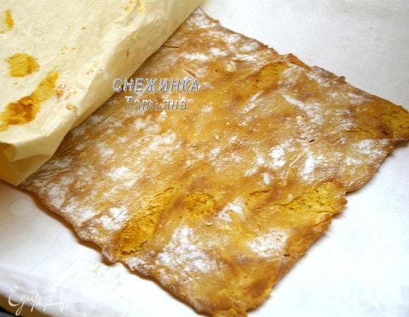 Выпекаем корж при 180С от 5 минут до золотистого цвета. Первый корж печётся дольше, пока прогреется противень. Но обязательно нужно следить, коржи пекутся очень быстро, уходит от 5 до 8 минут, главное – не передержать. Готовый корж переворачиваем и снимаем бумагу.