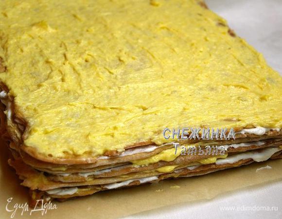 Оба вида крема условно делим на 4 части. Кладём первый корж на блюдо для торта, смазываем творожным кремом, поверх кладём второй корж, который смазываем тыквенный кремом. Таким образом чередуем коржи и оба вида крема, тыквенный крем будет сверху. Убираем готовый торт в холод пропитаться, минимум на 1 час.