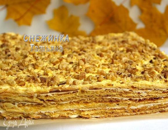 Подрезаем по необходимости неровные края. Украшаем измельчёнными грецкими орехами, посыпав сверху.