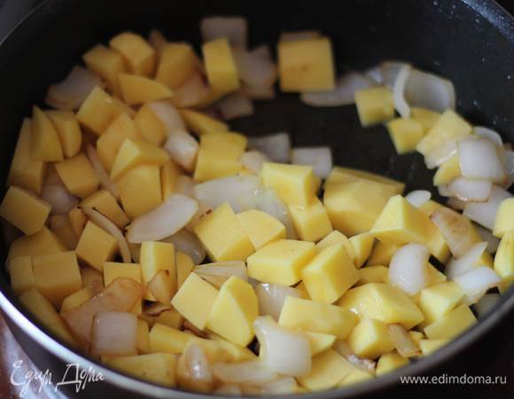 Курицу переложите в тарелку, накройте фольгой, чтобы не остыла. В сковороде с вытопившимся из курицы жиром обжарьте в течение 5 минут мелко нарезанный лук и целые зубчики чеснока.