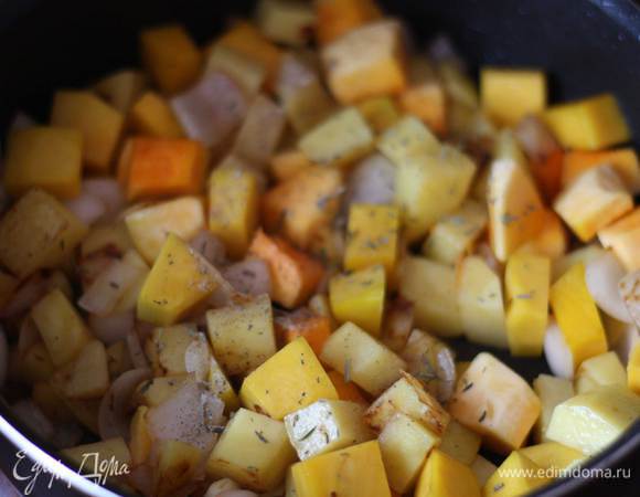 Добавьте к луку картофель, нарезанный средним кубиком, обжарьте также 5 минут, добавьте тыкву, специи и обжаривайте все вместе 7–10 минут.