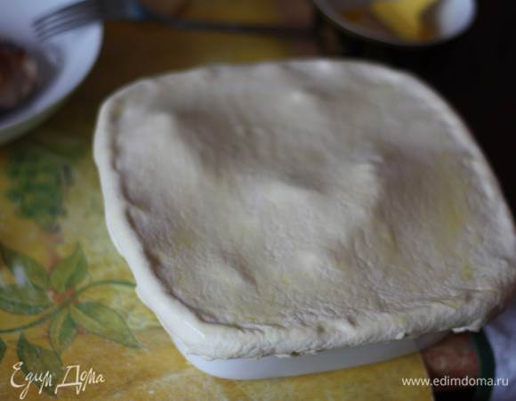 Смажьте яйцом. Поставьте в духовку на 25–30 минут. 