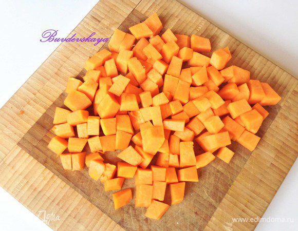 Тыкву нарезать небольшими кубиками со стороной примерно 1 см.