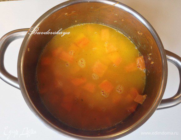 В  кастрюле растопить  сливочное масло, убавить огонь,
добавьте  тыкву, тщательно  перемешать и обжаривать примерно минут  5. Затем 
добавить овощной бульон: 350 мл, если хотите густой суп или 500 мл, если хотите суп пожиже. Посолить по вкусу,  накрыть крышкой и варить 20 минут на маленьком огне.
