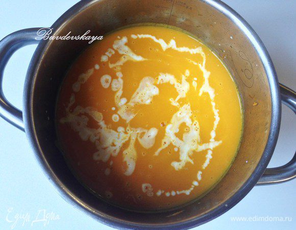 Полученный суп пюрировать блендером, вернуть в кастрюлю и добавить в него сливки. Перемешать, при необходимости добавить немного соли. Поставить на огонь и довести до кипения. Снять суп с огня, разлить  по тарелкам, добавить свежемолотый черный перец и кусочек Рокфора. ENJOY !