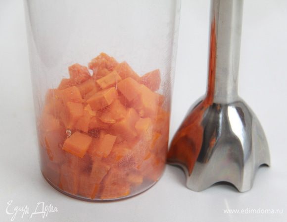 Тыкву порезать на небольшие кубики, запечь (не важно где: в печи или микро, но в микроволновке быстрее), пюрировать блендером.