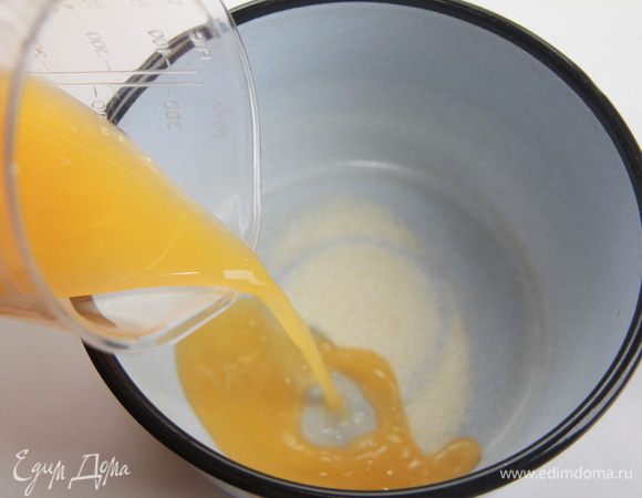 Желатин (ч.л.) замочить в апельсиновом соке. Через 20 минут сок нагреть, но не кипятить!