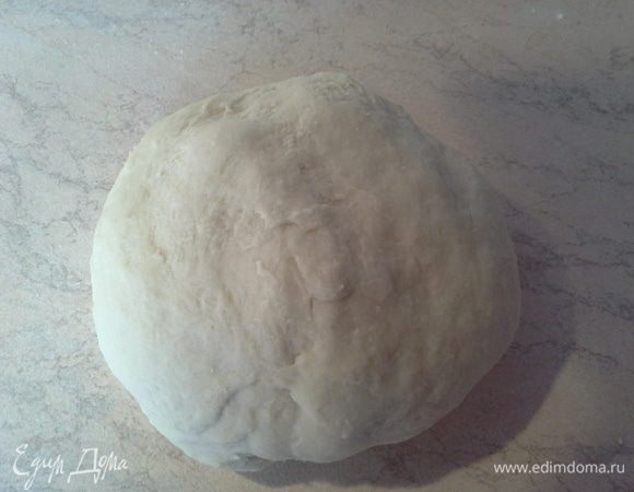В кастрюлю насыпаю муку, кладу яйца, солю.
Замешиваю тесто, муки может чуть больше или меньше. Если жидкости не хватит можно добавить немного холодной воды. Тесто хорошо промесить, не меньше 15 мин. Завернуть в пленку и дать отдохнуть, не меньше 20 мин
 