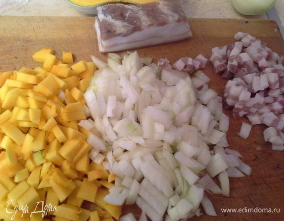 Пока отдыхает тесто. Готовлю начинку. Режу кубиком (не мелко) тыкву,  лук  бекон.  Солю, перчу, перемешиваю.