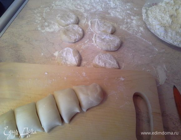 От теста отрезаю небольшой кусочек,  раскатываю колбасу, и режу ее на одинаковые кусочки.