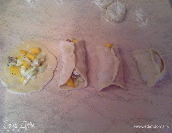 Леплю манты.
На раскатанный кружок кладу начинку, беру 2 стороны и залипляю посередине оставляя свободные края. Затем залипляю края, перпендикулярно центральному шву. И в конце соединяю ушки между собой.
Надеюсь, что на фото понятно, как это сделать.