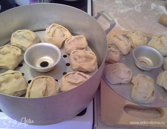 Манты выкладываю на смазанные растительным маслом кружки, у меня в мантоварке 3.  Я их заполнила.
Ставлю варить полтора часа.