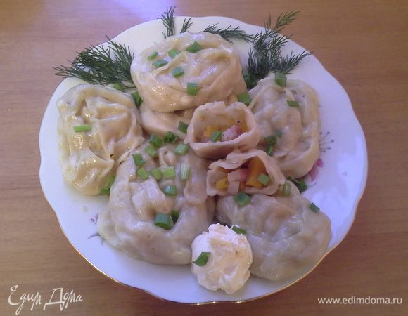 Готовые манты выкладываю на тарелку, поливаю растопленным сливочным маслом, посыпаю зеленью, кладу сметану.
Приятного аппетита! 