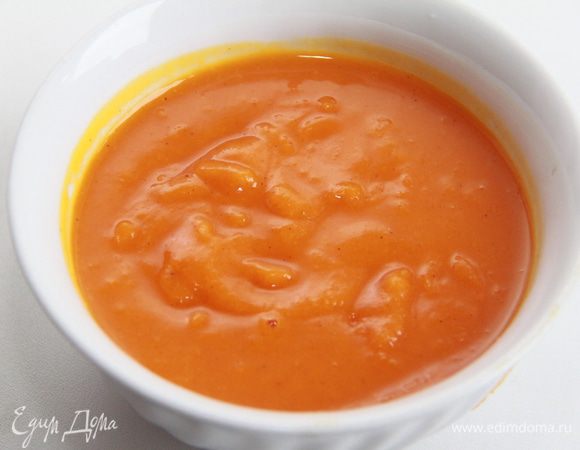 В тыквенное пюре добавить щепотку корицы и столовую ложку сахара. Тыквенное пюре соединить с апельсиновым соком. Ещё раз протереть через сито.