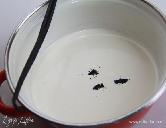 Сливки нагреть, добавить семена ванили.