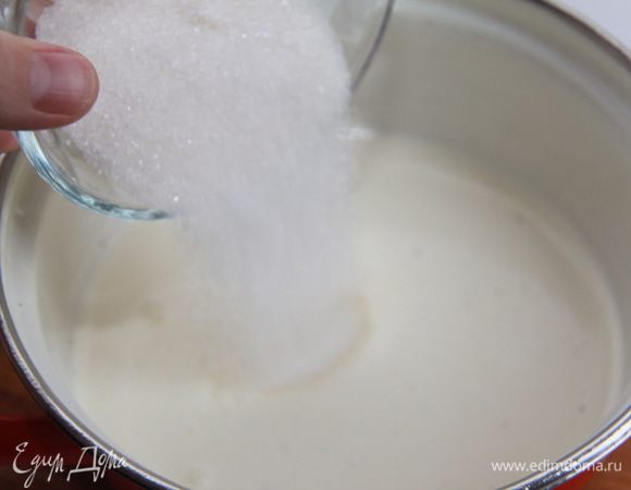 В сливки добавить сахар, перемешать. Сахар должен растаять, а  сливки не должны закипеть!