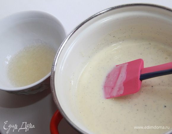 Оставшийся желатин замочить в минимальном количестве воды на 20 минут. Соединить сливки и желатин. Если требуется, немного прогреть до растворения желатина.