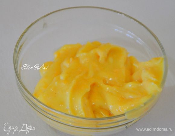 Сначала готовим тыквенный крем:
Белый шоколад растопить на водяной бане, или в микроволновке, добавить к нему сливочное масло и перемешать до однородности. К шоколадной массе добавить тыквенное пюре и снова перемешать. Оставить остывать.
