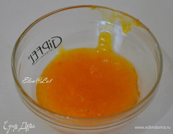 Готовим мармелад:
Смешать мякоть мандарина и тертую цедру. 2/3 массы положить в кастрюльку, добавить сахар и довести до кипения. В оставшуюся 1/3 массы ввести агар-агар и оставить на 5 минут. Затем смешать две части и снова довести до кипения, закрыть крышкой и оставить на 5 минут. Затем готовый мармелад переложить в другую мисочку и дать массе остыть. 
