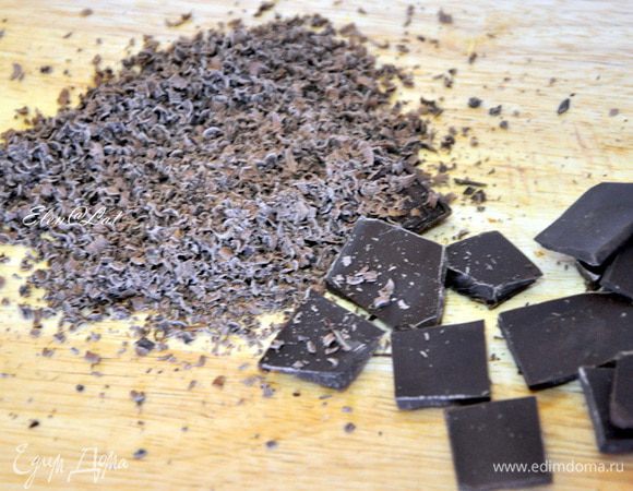 Теперь сами конфеты:
Топим шоколад. 
Для этого: Большую часть шоколада поломать на кусочки, а где-то 50 грамм  натереть на крупной терке. 