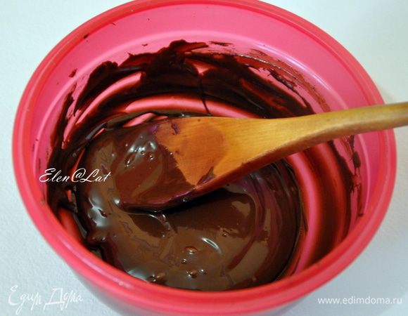 Кусочки топим в микроволновке или на водяной бане, все время помешивая и добиваемся однородности. 