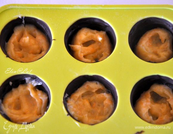 Затем маленькой ложечкой или с помощью кондитерского мешка, выложить крем, но заполняем не до краев. В серединку таки же образом выкладываем мармелад.