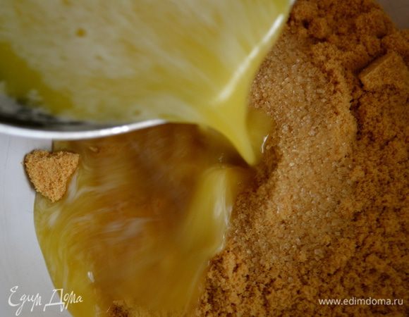 Сливочное масло растопить. В миске смешать крошку из печенья, сахар и растопленное масло. Как я писала выше, количество масла после первого раза я сократила... 150 г мне показалось слишком много - при выпечке масло вытекало из формы. С указанным количеством масла вышло намного лучше! ))) 