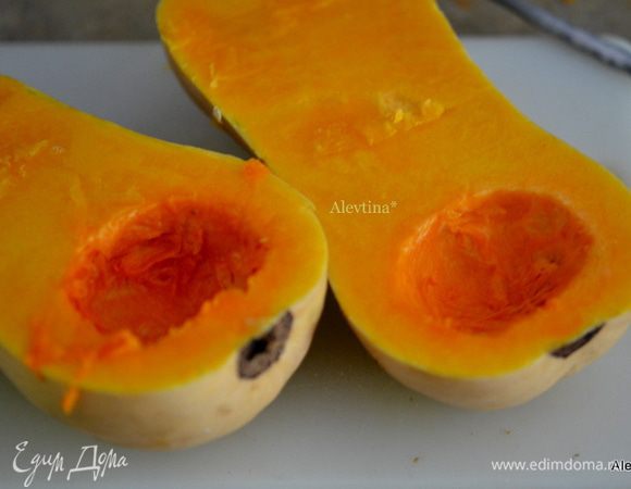 Тыкву порезать на две части и очистить от семян.