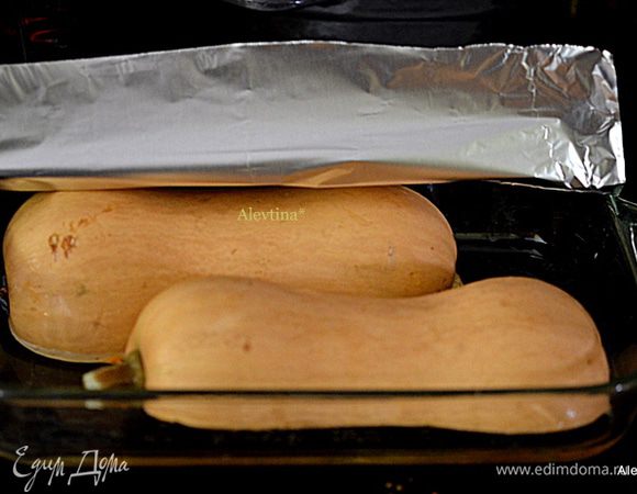 Разогреть духовку до 200 гр. Тыкву положить очищенной стороной в жаропрочное прямоугольное блюдо. Добавить 1 стакан воды, прикрыть фольгой и поставить в духовку на 45-50 мин. или до мягкости тыквы.