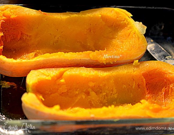 Дать остыть 10 мин. воду слить,тыкву перевернуть и снять с нее ложкой мякоть в емкость ,оставляем часть по краям и дну тыквы.